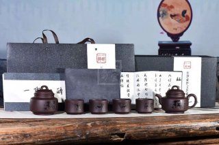 《牛轉(zhuǎn)乾坤套組》宜興純手工紫砂壺全手工花器紫泥泡茶壺 《牛轉(zhuǎn)乾坤套組》宜興純手工紫砂壺全手工花器紫泥泡茶壺