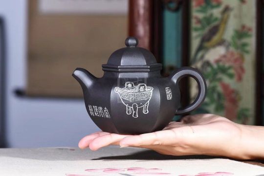 《六方掇球》宜興紫砂壺掇球純手工黑料掇球泡茶壺 《六方掇球》宜興紫砂壺掇球純手工黑料掇球泡茶壺