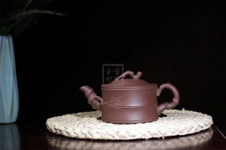 《竹節(jié)壺》宜興紫砂壺助理工藝美術(shù)師手工竹節(jié)壺紫泥 《竹節(jié)壺》宜興紫砂壺助理工藝美術(shù)師手工竹節(jié)壺紫泥