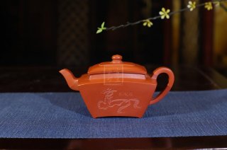 《四方志遠(yuǎn)》宜興紫砂壺高級工藝美術(shù)師手工中品茶壺精品黃龍山本朱泥 《四方志遠(yuǎn)》宜興紫砂壺高級工藝美術(shù)師手工中品茶壺精品黃龍山本朱泥