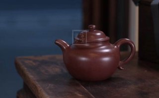 《大亨蓮子》宜興紫砂壺工藝美術(shù)員手工紫泥蓮子茶壺具 《大亨蓮子》宜興紫砂壺工藝美術(shù)員手工紫泥蓮子茶壺具