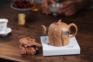 《松鼠葡萄樁》宜興高級工藝美術師手工紫砂壺茶壺具段泥花器 《松鼠葡萄樁》宜興高級工藝美術師手工紫砂壺茶壺具段泥花器