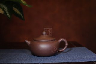 《竹影》宜興紫砂壺助理工藝美術(shù)師手工紫泥泡茶壺禮品 《竹影》宜興紫砂壺助理工藝美術(shù)師手工紫泥泡茶壺禮品