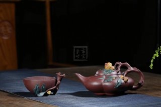 《圣桃》宜興高級(jí)工藝美術(shù)師手工紫砂壺圣桃泡茶壺茶具底槽青 《圣桃》宜興高級(jí)工藝美術(shù)師手工紫砂壺圣桃泡茶壺茶具底槽青
