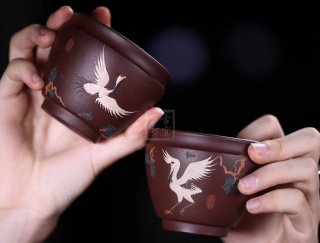 《松鶴對(duì)杯》宜興紫砂壺紫泥全手工茶壺茶具 《松鶴對(duì)杯》宜興紫砂壺紫泥全手工茶壺茶具