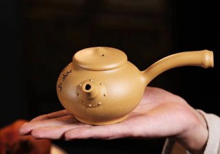 《笠帽唐羽》宜興純手工紫砂壺工藝美術(shù)師吳余生原礦黃金段 《笠帽唐羽》宜興純手工紫砂壺工藝美術(shù)師吳余生原礦黃金段