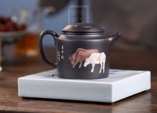 《五牛圖》宜興紫砂壺工藝美術(shù)師純手工石黃泥牛蓋茶壺紫砂茶具 《五牛圖》宜興紫砂壺工藝美術(shù)師純手工石黃泥牛蓋茶壺紫砂茶具