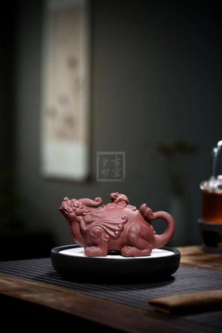 《貔貅壺》 《貔貅壺》