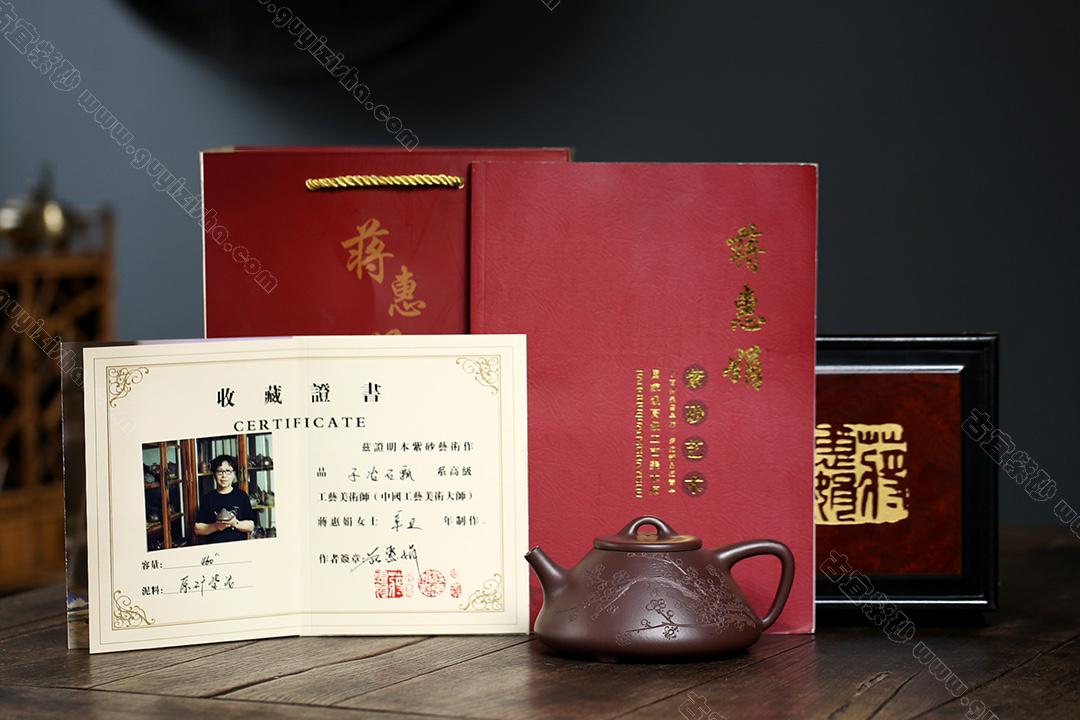 瓣生香獨(dú)傲寒，此梅難并眾梅看。<br>【